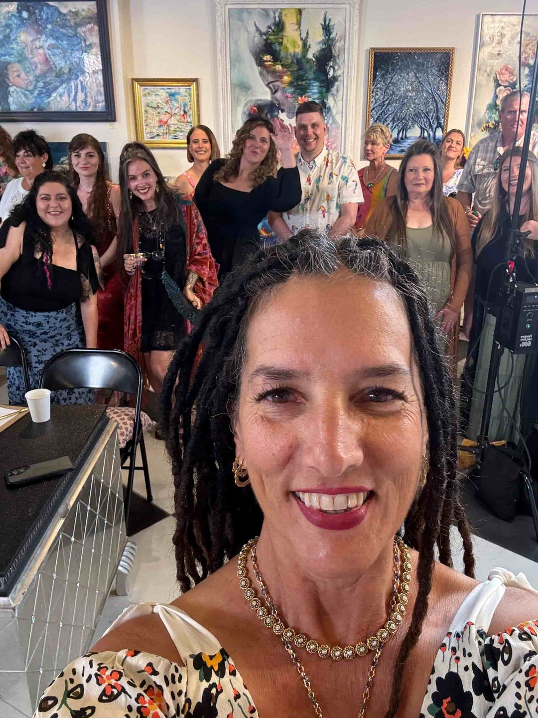 Elli takes a selfie with contestants and attendees