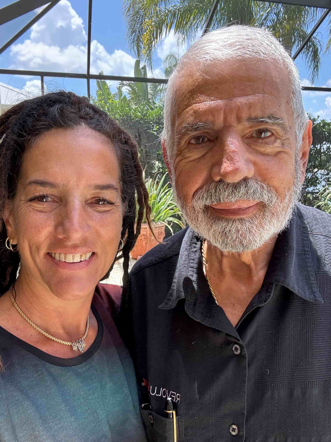 A recent photo of Elli posing next to her dad