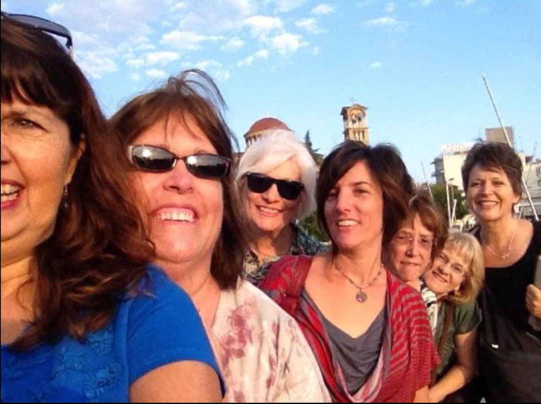 Elli, Beverly, and their group pose for a selfie