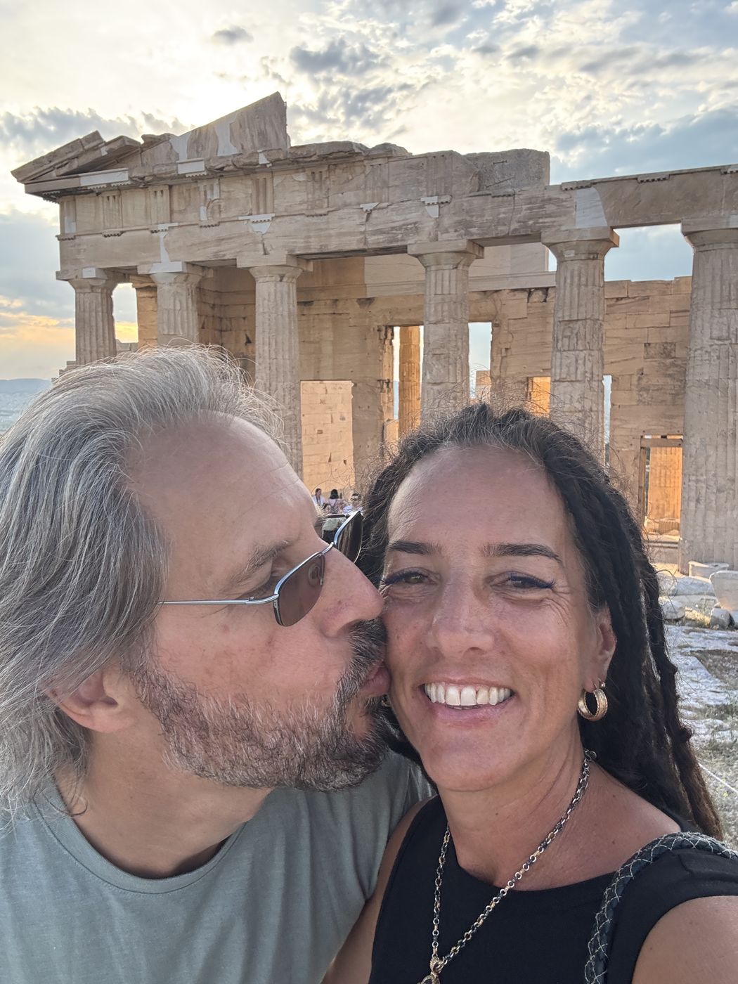 Matt kissing Elli Milan on the cheek in front of the Acropolis in Athens